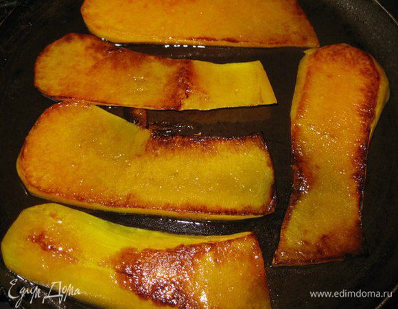 Тыкву вымыть, почистить и нарезать вдоль тонкими ломтиками.
Обжарить на растительном масле.