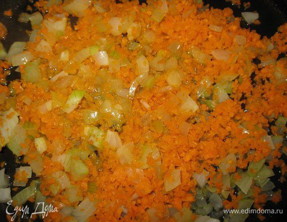 Лук нарезать небольшими не большими кубиками, морковь натереть на крупной терке.  Обжарить на растительном масле.