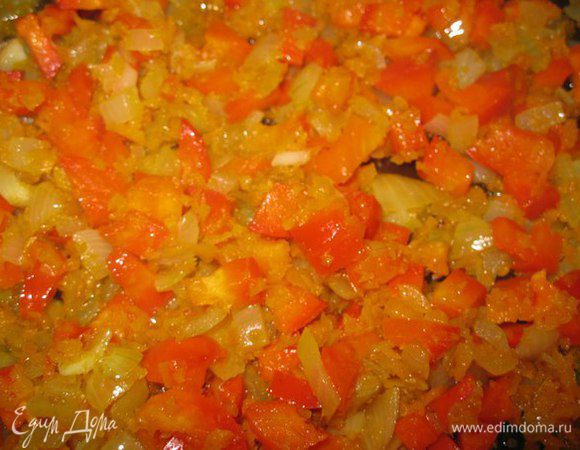 Также нарезать мякоть сладкого красного перца и добавить в сковороду. Тушить 6-7 минут. Посолить, поперчить по вкусу, добавить мелко нарезанный чеснок и хорошо перемешать.