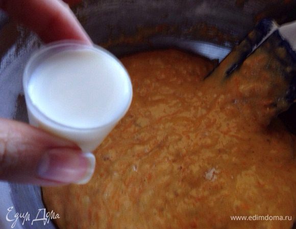 Небольшими порциями ввести в желтково-тыквенную массу смесь сухих ингредиентов, чередуя с небольшими порциями молока, перемешивать.