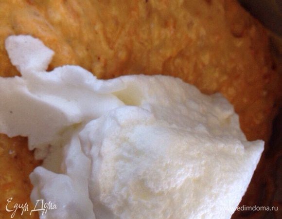 И аккуратно подмешать лопаткой к основной массе.