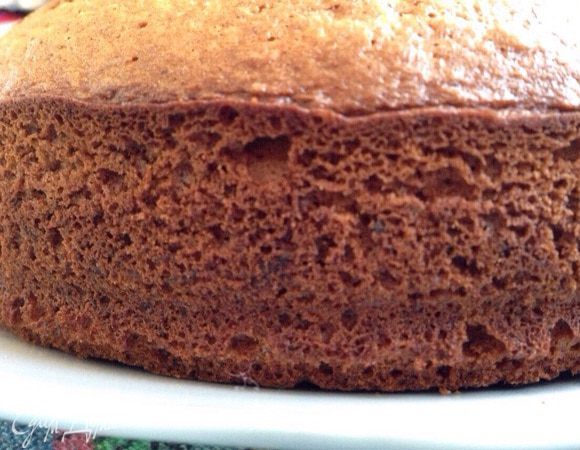 Выпекать корж в разъемной форме смазанной маслом, 40-45 минут. Дать ему полностью остыть.