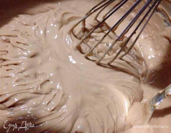 Крем. Крем-сыр взбить с вареным сгущенным молоком и солью(по желанию можете добавить сахарную пудру 1-2 ст.ложки, но мне сладости достаточно было!).