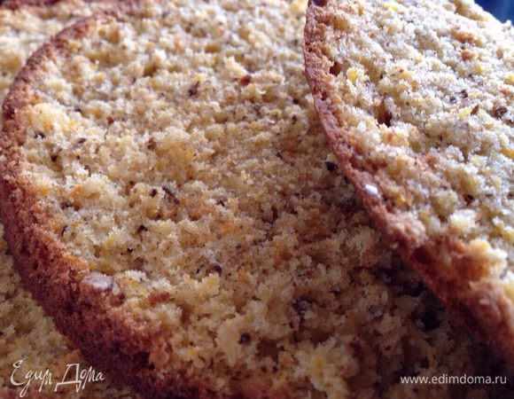 Бисквит получается с небольшой горбинкой, ее аккуратно отрезаем (сравнивая бисквит). И потом делим бисквит на 3 коржа.
Эти обрезки могут пойти в декор.