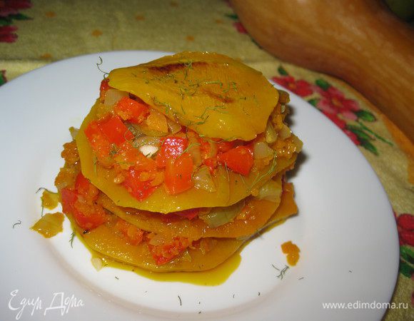 Выкладываем слоями тыкву и тушеные овощи. Посыпать зеленью и ставим в холодильник на 1 час.