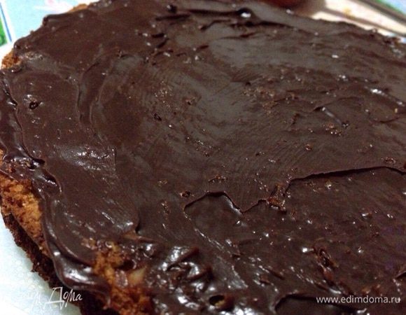 Сборка. Промазать 1/2 частью шоколадного ганаша первый корж.