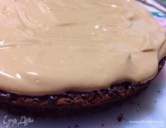 Затем 1/4 крема. Положить сверху второй корж и повторить процедуру с теми же пропорциями.