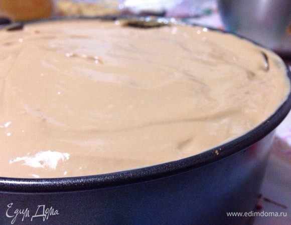 Третий корж сверху. В оставшийся крем добавить оранжевый пищевой краситель и обмазать им верх и бока торта. Поставить торт в холодильник, чтоб застыл.
Вам пищевой краситель добавлять необязательно, просто обмажьте оставшимся кремом!