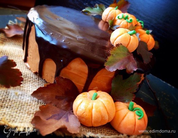 Глазурь. Сливки довести до кипения и растопить в них шоколад. Остудить до комнатной температуры. На охлажденный торт в центр наливать осторожно глазурь, распределяя по всей окружности. Дать глазури чуть остыть и украсить по желанию!
