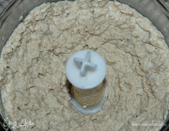 Хорошо взбиваем и получаем махаммару. Если она получилась густоватой, добавьте 1-2 столовые ложки оливкового масла. Или 1 столовую ложку масла и 1 столовую ложку лимонного сока. Просто я вместо соли использовала соевый соус, как раз 2 столовые ложки, поэтому у меня получилась та консистенция, которая позволяет и на хлеб намазать, и как соус использовать.