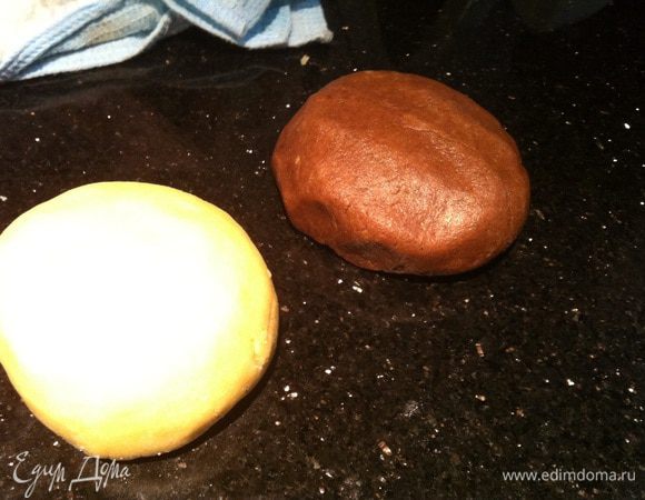 Скатайте тесто в шар (при необходимости можно добавить 1 ст л холодной воды) и положите в холодильник на полчаса.