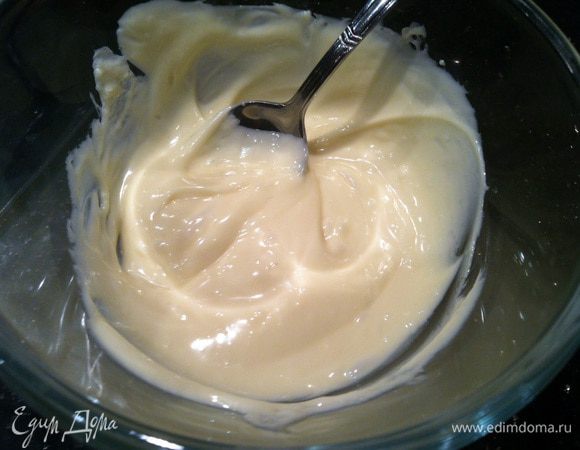 Белый шоколад растопите на водяной бане или в микроволновке. Половинки грецких орехов окуните в шоколад и выложите на печенье. Поставьте в холодильник на 20 минут, чтобы застыло.