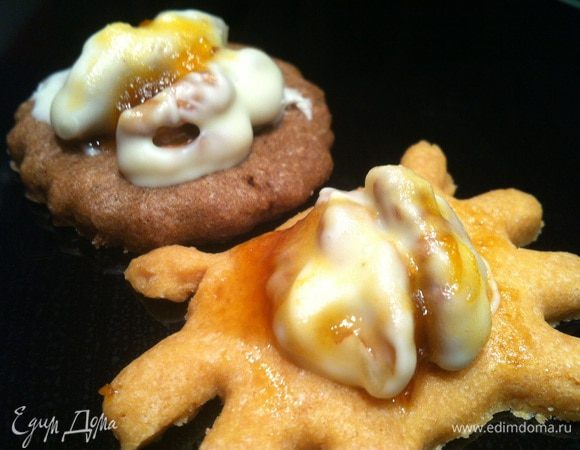 Сверху украсьте вареньем (у меня абрикосовое и из фейхоа). 