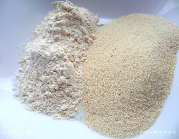 Муку смешиваем с манкой и разрыхлителем.