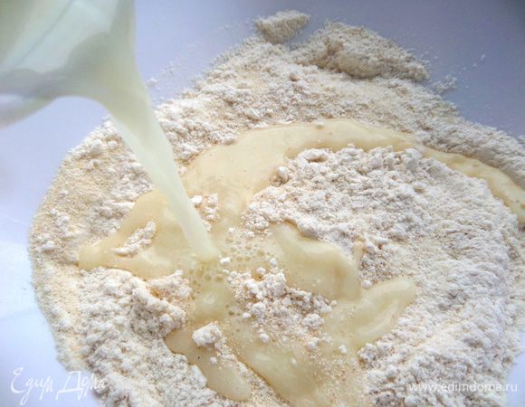 Вливаем молоко или сыворотку комнатной температуры (1 минута в СВЧ). Перемешиваем и оставляем на 10 минут.