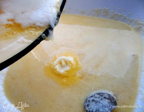 Топим масло и вливаем в тесто.