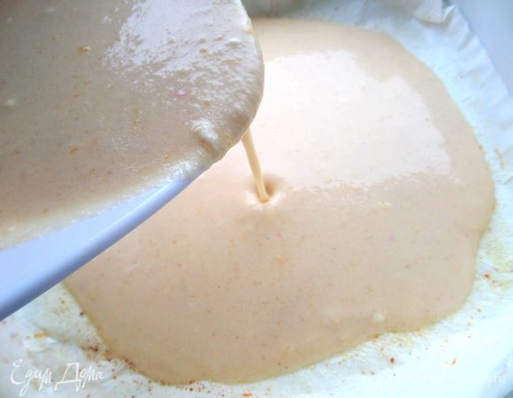 Керамическую форму (я её заранее прогрела,так как керамика долго греется) застелим пергаментом,смажем любым маслом и немного припорошим манкой. Выливаем всё тесто,оно жидкое!