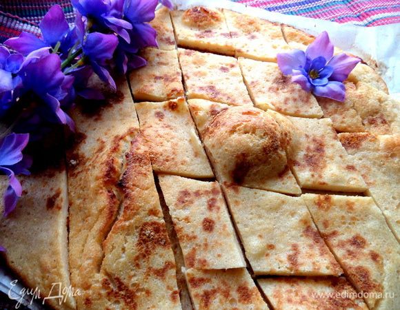 Нарезаем на ромбики наш блинок...А блинок не маленький,пёкся в форме со стороной 27 см.