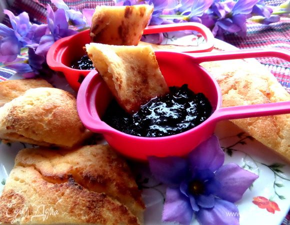 Берём кусочек,макаем в смородиновое варенье...