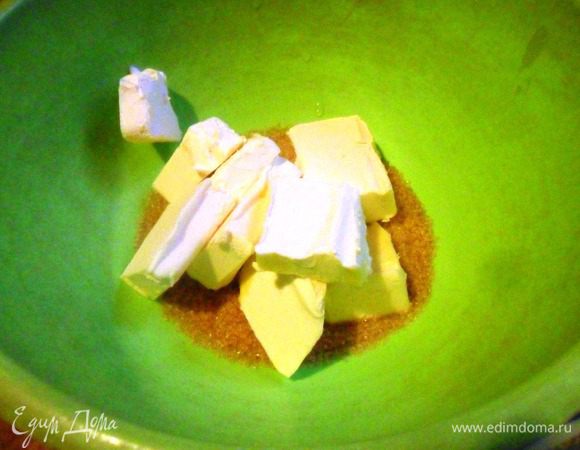 Маргарин взбить с сахаром (я использовала коричневый).