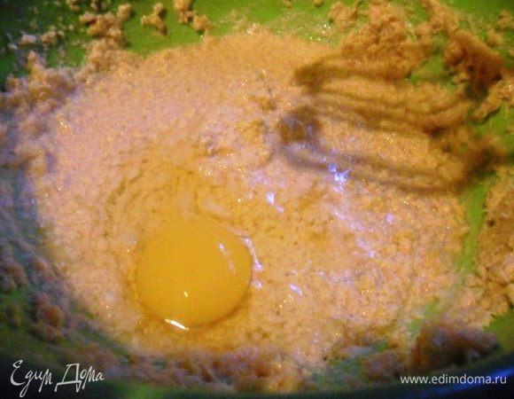 Не прекращая взбивать по одному ввести яйца.