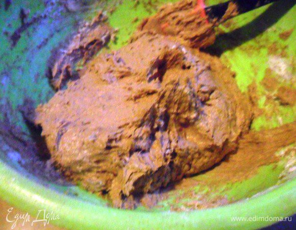 Постепенно небольшими порциями ввести просеянную муку с содой. Добавить какао и корицу. Перемешать.