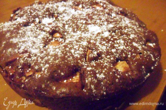 Пирог охладить немного в форме, затем - на решётке. Охлаждённый пирог посыпать сахарной пудрой/ покрыть глазурью.