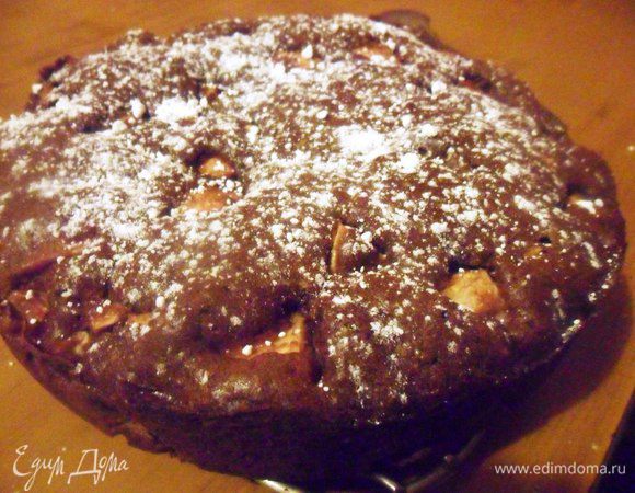 Пирог охладить немного в форме, затем - на решётке. Охлаждённый пирог посыпать сахарной пудрой/ покрыть глазурью.