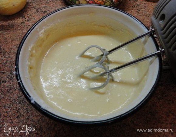 Сахар и масло комнатной температуры вместе с ванилином взбить до полного растворения сахара.Затем, по одному, добавляйте яйца. Введите творог (если домашний, то предварительно протертый).