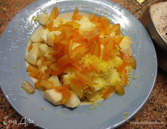 Муку смешайте с разрыхлителем и вводите в яично-масляную смесь небольшими порциями. В конце добавьте мед, можете немного посолить.
Яблоки почистить. Мелко порезать и взбрызнуть лимонным соком (если сорт яблок некислый), смешать с цедрой 1 лимона и 1 апельсина (у меня вместо цедры апельсина апельсиновые цукаты) и ввести в тесто.