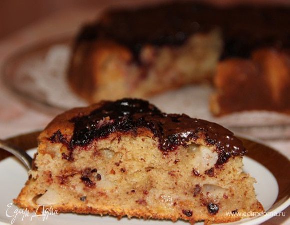 Выпекать при 180 градусах 60–70 минут. Я выпекала при температуре 160 градусов. Когда пирог будет почти готов, посыпьте сверху шоколадными чипсами и поставьте еще на пару минут в духовку. Я же уже готовый горячий пирог посыпала тертым шоколадом.
Мне кекс больше понравился теплым. Может потому, что не смогла дотерпеть до утра и (о ужас!) съела этот кусочек в 10 вечера!