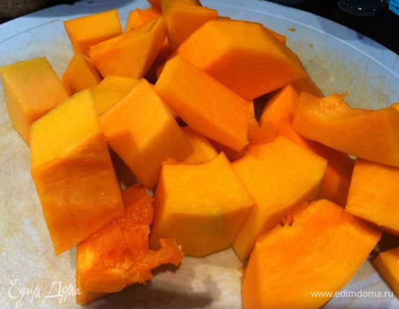 Сначала сделаем тыквенное пюре: для этого почистите тыкву, нарежьте небольшими кусочками.