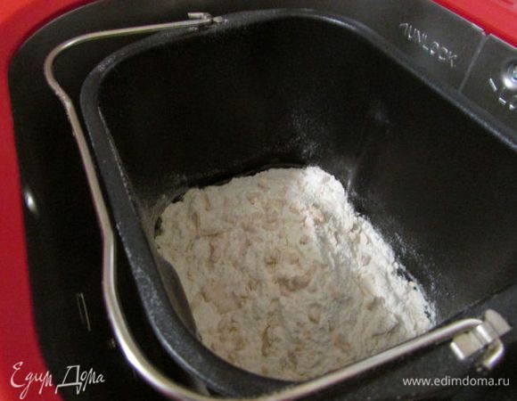 Замесить тесто, отправить его в теплое место для увеличения в объёме в 2 раза,  я делаю это с помощью хлебопечки.