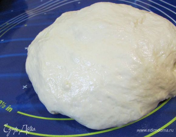 Примерно через 1,5 часа получилось вот такое мягкое тесто, слегка липнет к рукам.