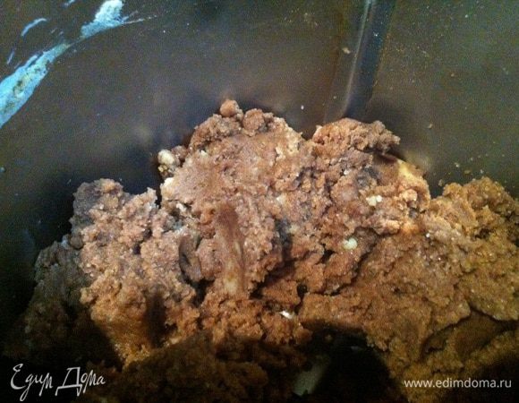 Для основы делаем шоколадное песочное тесто: муку, сливочное масло, сахар, какао, разрыхлитель и яйцо смешиваем, растирая в крошку (можно воспользоваться комбайном).