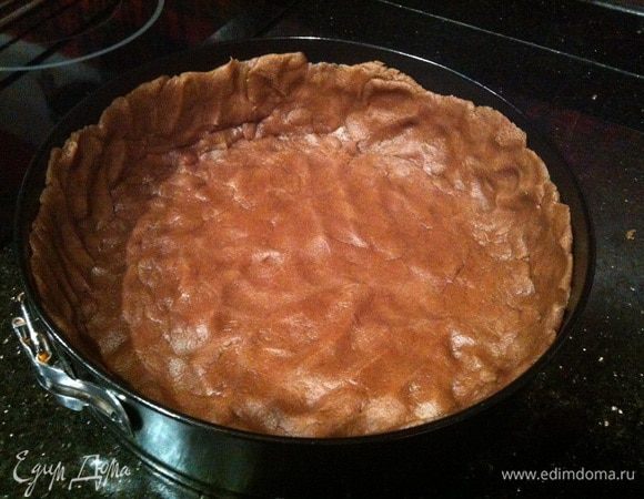 Форму (у меня 26 см, со съемным кольцом) застилаем бумагой для выпечки, выкладываем 2/3 теста на дно формы, из оставшегося теста делаем, с помощью стакана бортики 3-4 см. Ставим в холодильник на 30 минут.