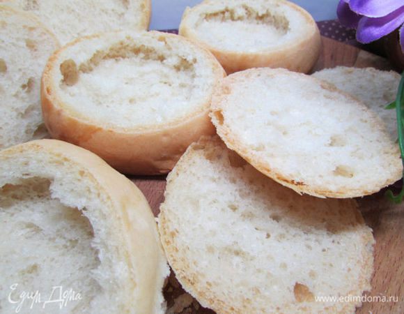 С булочек срезать «верхушку» и вынуть мякишь.