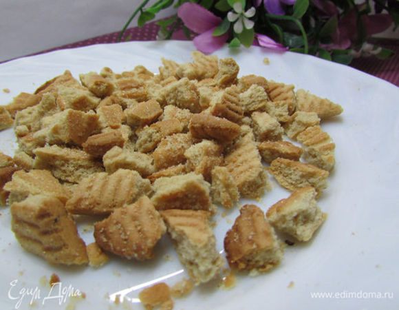 Приготовить начинку для булочек. Печенье наломать на маленькие кусочки.