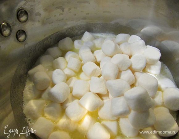 Добавить маршмеллоу, и расплавить на медленном огне, до полного растворения.