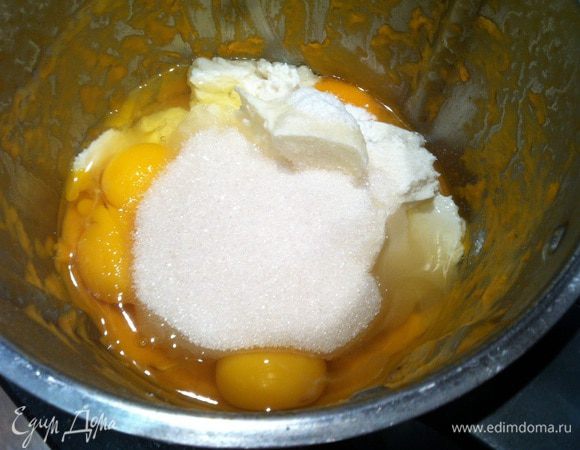 К остывшему тыквенному пюре добавьте мягкий сливочный сыр, маскарпоне, яйца, сахар, ванилин и хорошо взбейте блендером.