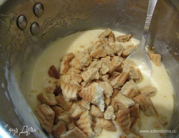 Затем положить крошки из печенья, аккуратно перемешать.