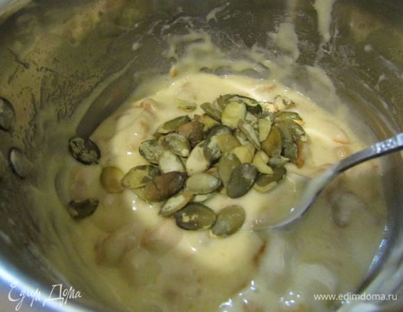 Можно добавить изюм, орешки. У меня тыквенные семечки. Вновь перемешать. Начинка готова.