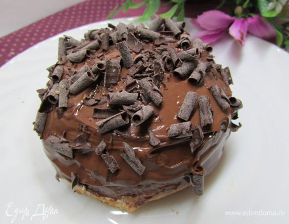 Булочки наполнить начинкой, накрыть крышечкой. смазать булочки шоколадной пастой и посыпать шоколадной стружкой.