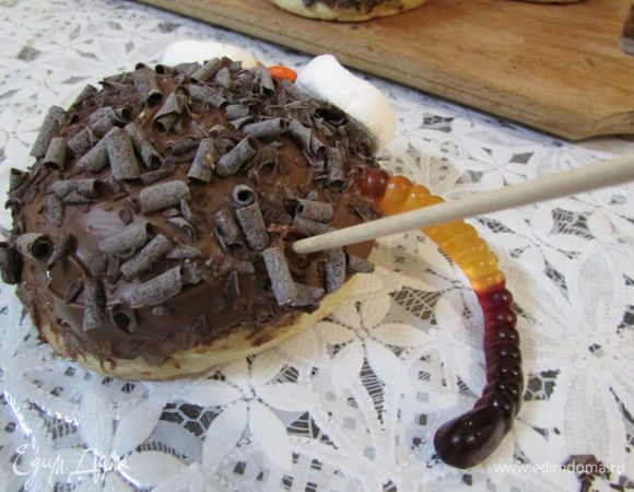 Деревянной шпажкой проделать отверстия под «лапки». Вставить «лапки» из лакричных палочек (жевательный мармелад-червячки).