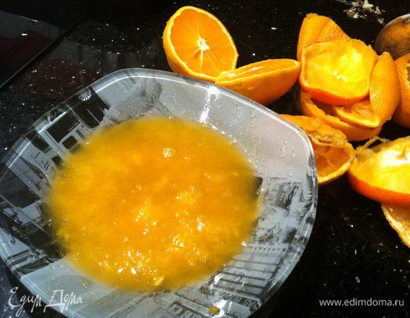 Из мандаринов выжмите сок, у меня получилось примерно 300 мл, добавьте 200 мл воды, сахар и желатин, поставь на огонь и нагрейте примерно до 60 градусов, но не кипятите (или сделайте желе с рекомендацией на упаковке). Остудите при комнатной температуре.