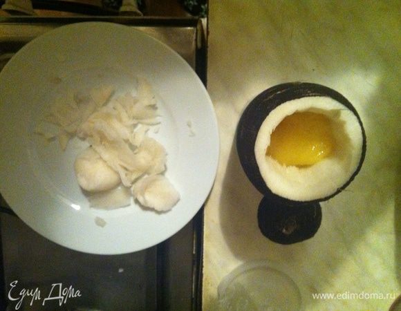 Берем черную редьку, примерно с большой апельсин.
Промываем, отрезаем хвостик и шляпку.
Ножом и вилкой аккуратно, чтобы не повредить стенки вырезаем сердцевину, стенки примерно 0,5 см.