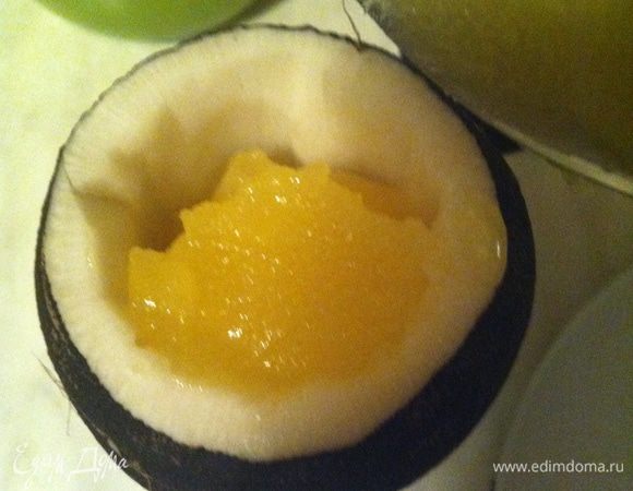 Мед можно взять как жидкий так и твердый.
Выкладываем мед в редьку, заполняем чуть больше половины.