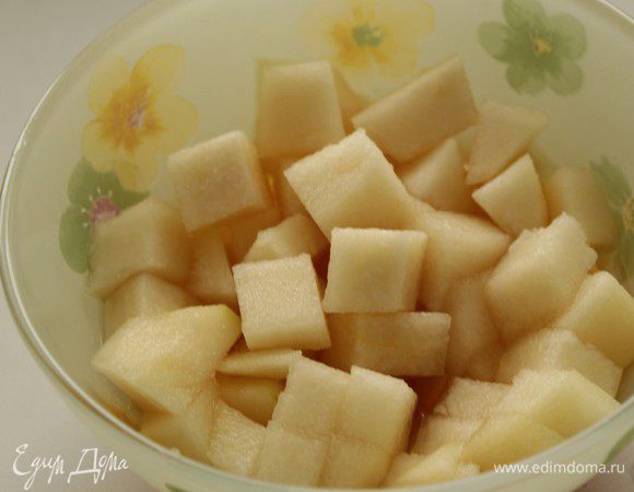 Груши очистить, порезать кубиками, залить коньяком и оставить на некоторое время.