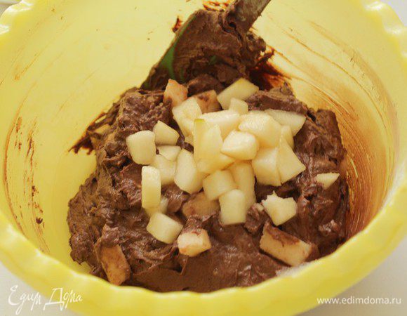 В конце добавить груши с двумя ложками коньяка. (остальной коньяк оставьте, он еще пригодиться)