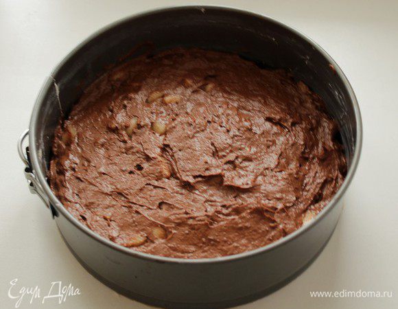 Дно 20 см формы выстелить пергаментом, выложить тесто. Разровнять лопаткой. 